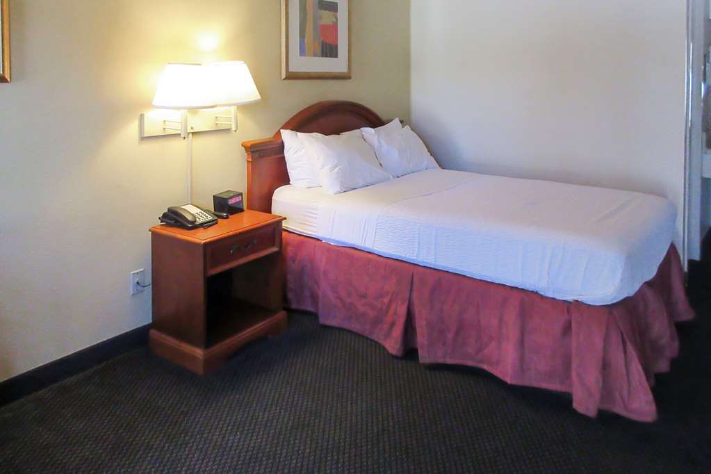 Quality Inn - Roxboro South Room photo